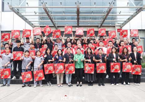 心系员工 情暖中秋 | 350vip浦京集团家居给全体员工派发中秋福利